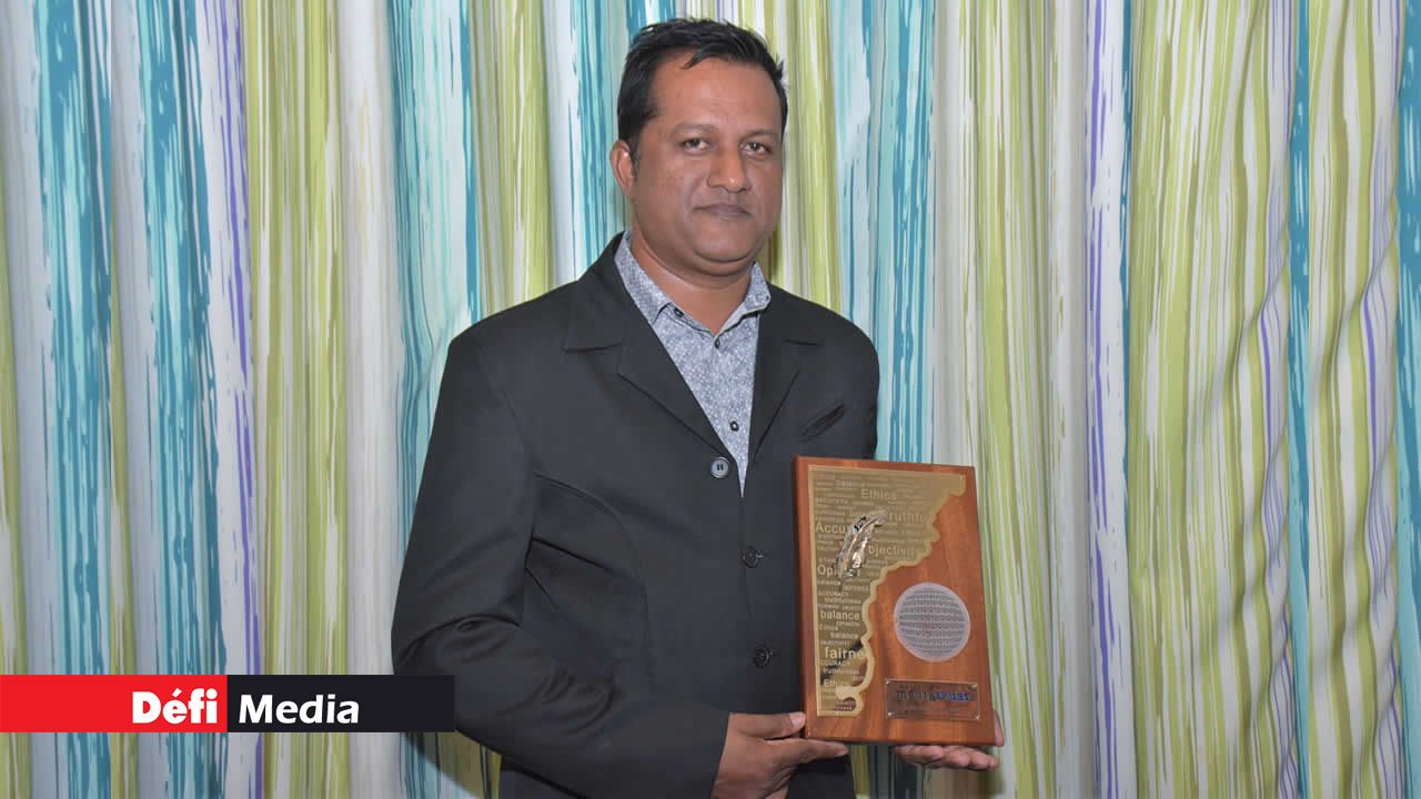 Anoop Kumar Tataree du Défi Media Group décroche le prix de la meilleure photographie. Prix Nicolas-Lambert