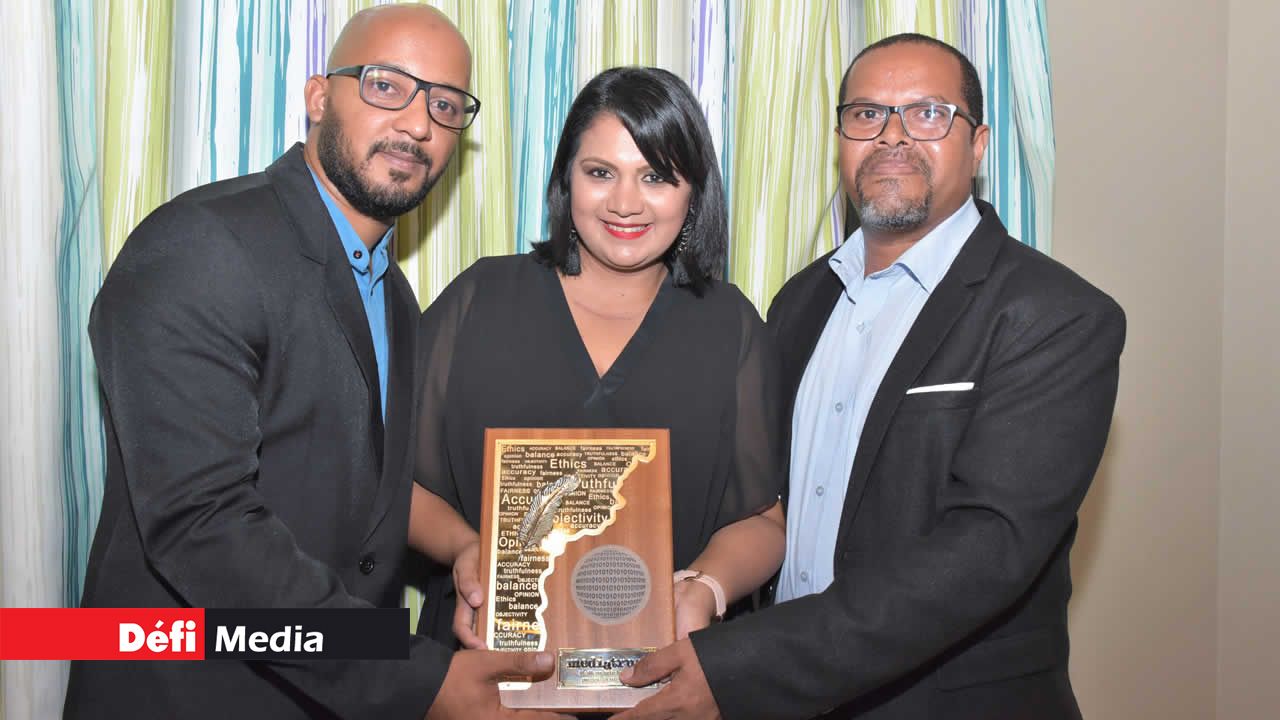 Adila Mohit-Saroar, Fabrice Jaulim et Jean-Marie St Cyr, du Défi Media Group, décrochent le prix du meilleur article de la presse écrite avec « Ces cracheurs de fumée qui nous tuent à petit feu ». Prix Nicolas-Lambert