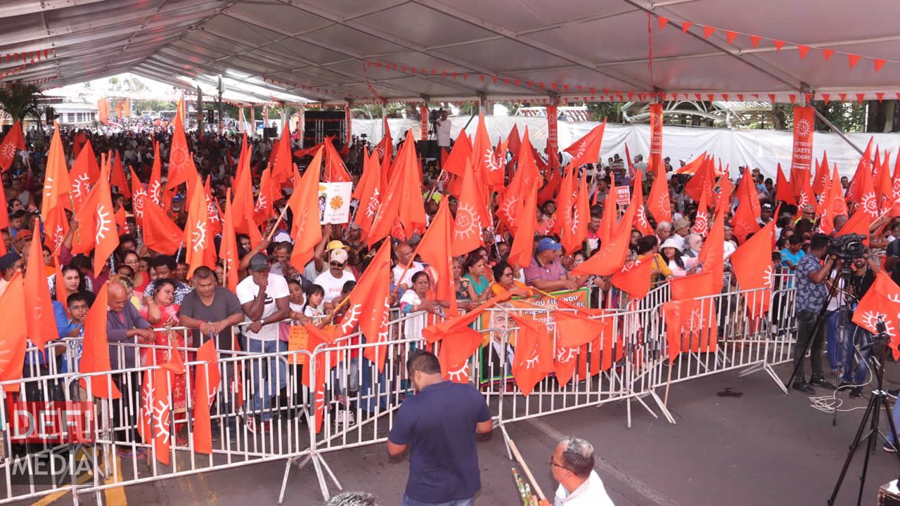 Il est 9h48, les partisans ne cachent pas leur enthousiasme à Vacoas.