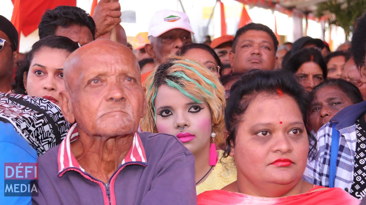 Une fille aux cheveux colorés assistant au meeting de l’Alliance Lepep.