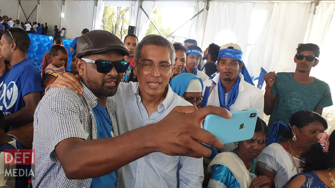 XLD faisant un selfie avec un partisan avant son départ.