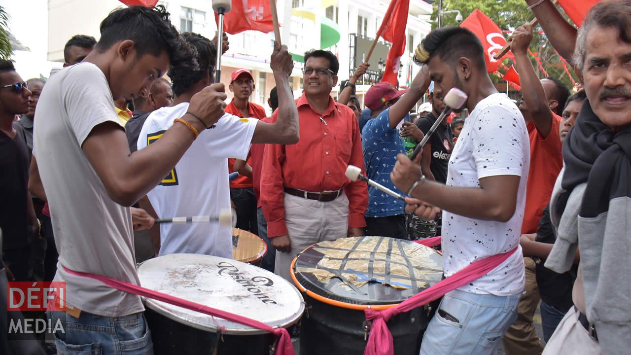 Les drums players : inévitables lors des meetings.