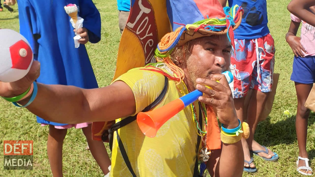 L’incontournable marchand de vuvuzela.