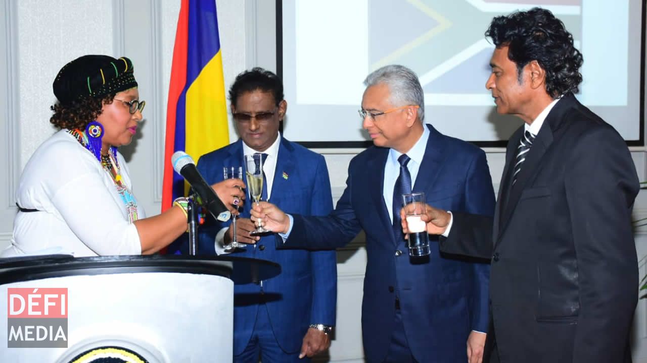 Princesse Zenani Mandela-Dlamini, Barlen Vyapoory, Pravind Jugnauth et Nando Bodha portant un toast.