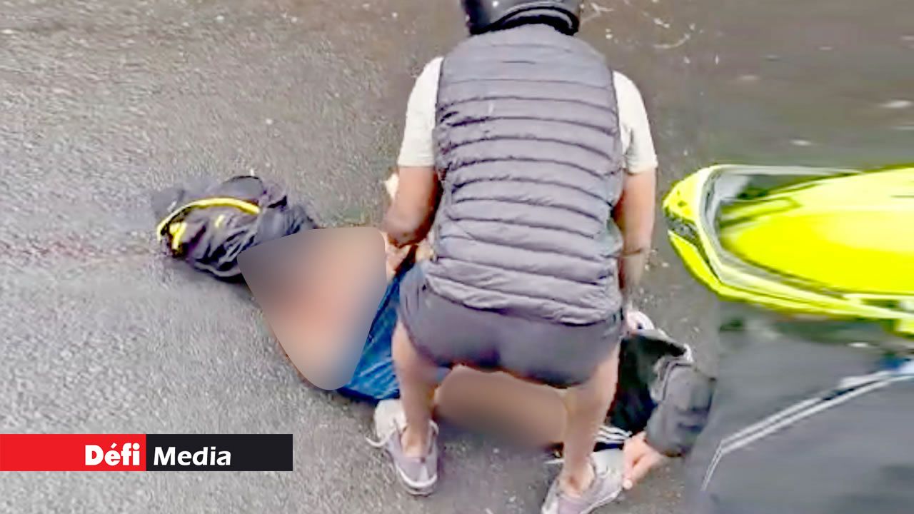 Les policiers utilisant la manière forte pour extirper le jeune homme de la voiture.