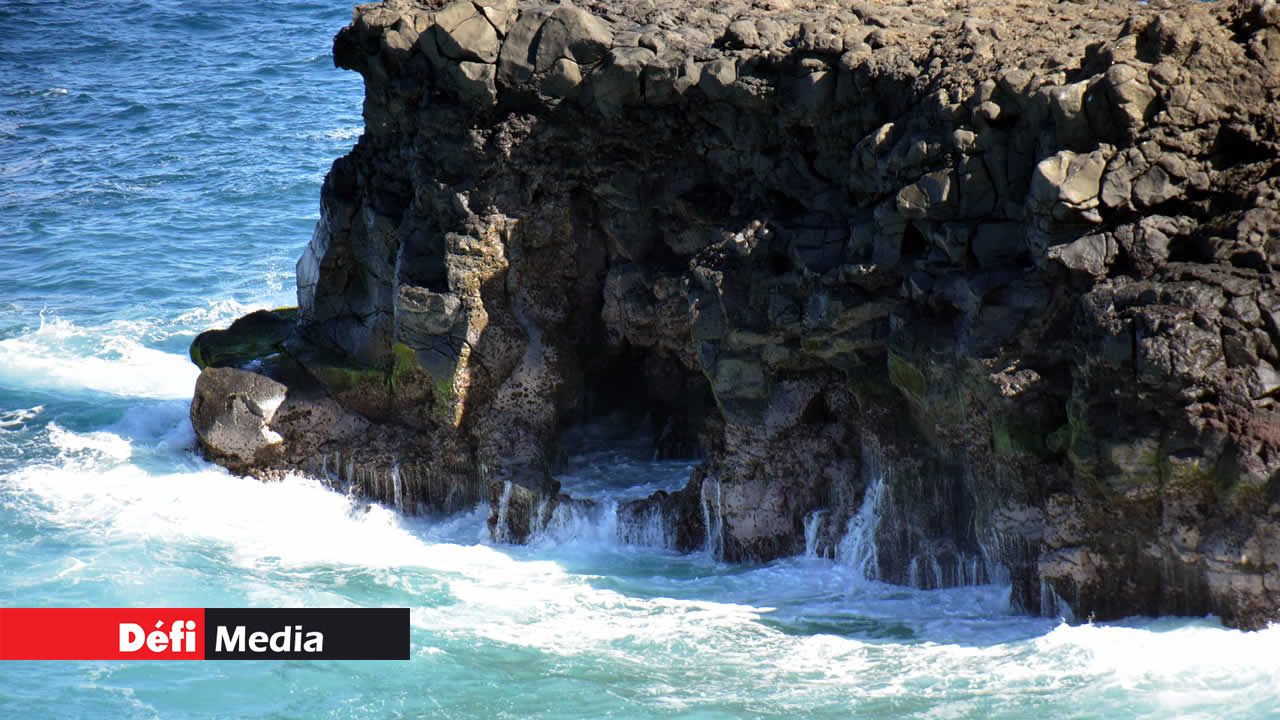 Les vagues ont creusé un trou au flan de la falaise. Le Souffleur
