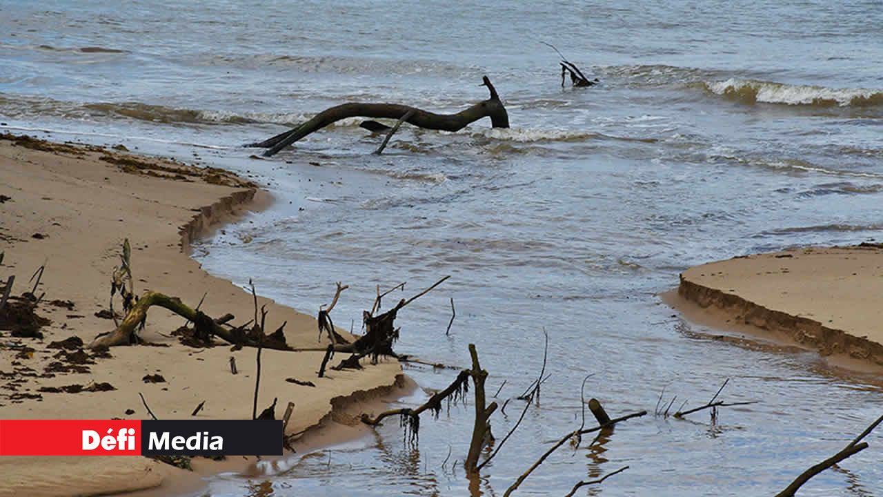 Les traces laissées par les vagues sur leur passage.