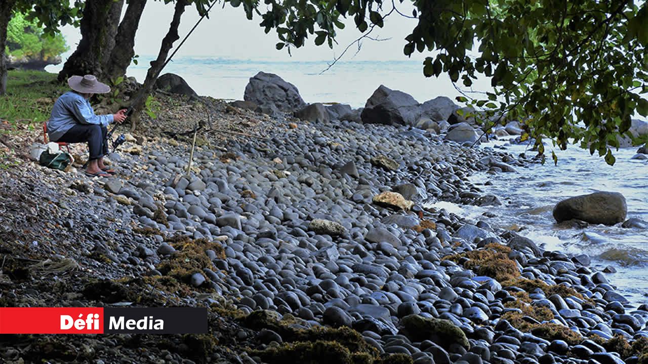 Les gens viennent à Baie-du-Jacotet pour pêcher ou se détendre.