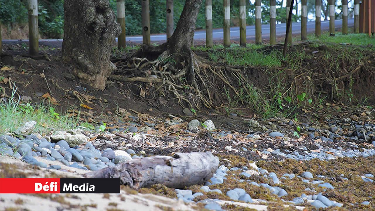 Après l’érosion de la plage, il ne reste que des galets.