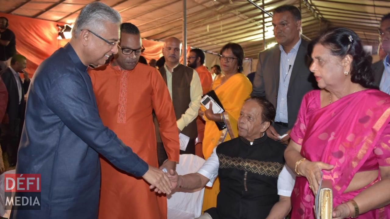 Pravind Jugnauth, en compagnie de SAJ et de Lady Sarojini Jugnauth aux célébrations jeudi.