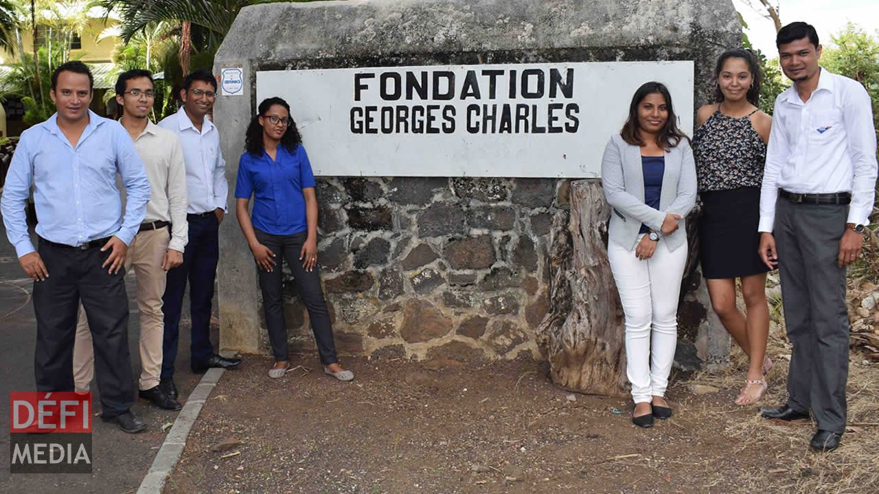 Les membres  du Staff Welfare devant l’entrée de la fondation.