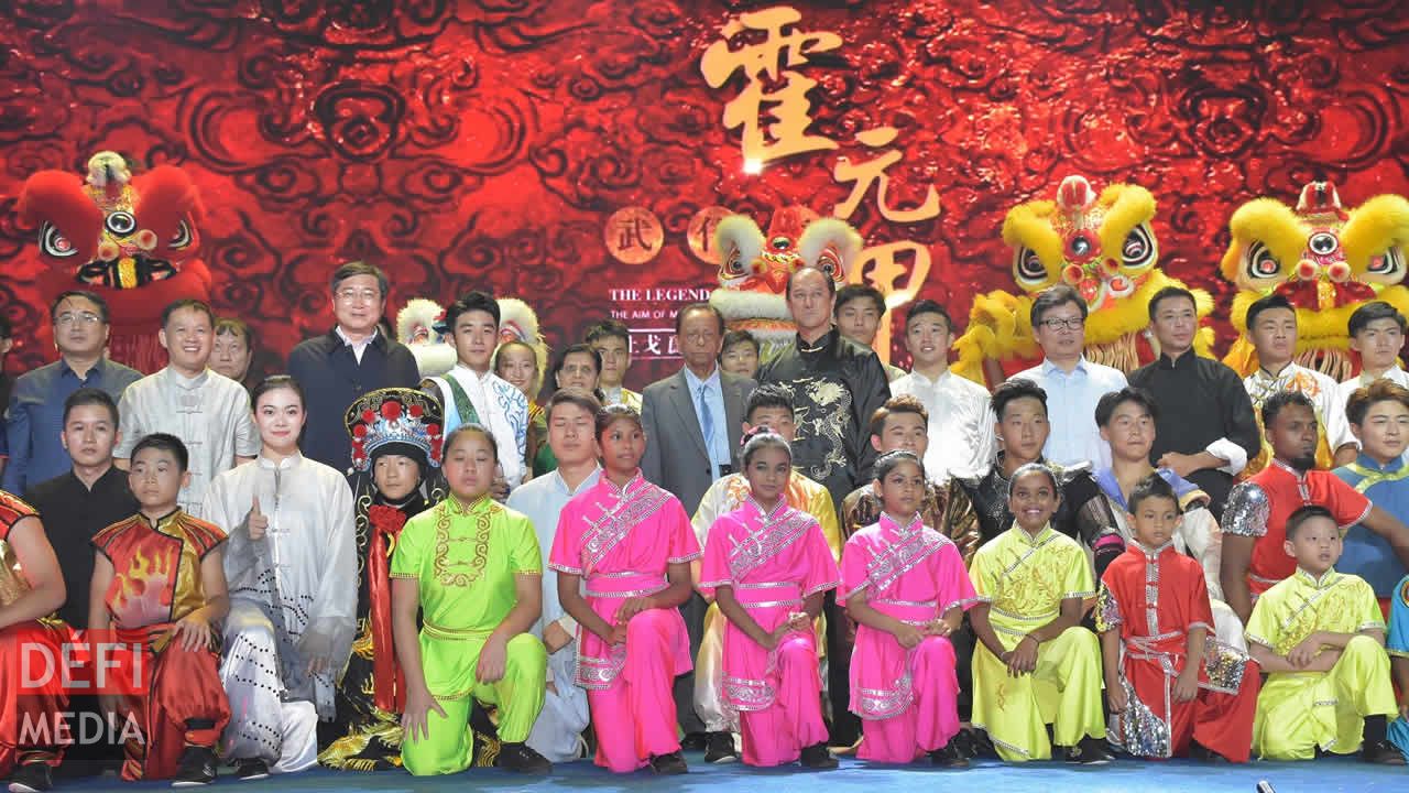 Les dignitaires posent pour une photo avec les artistes. Kung Fu