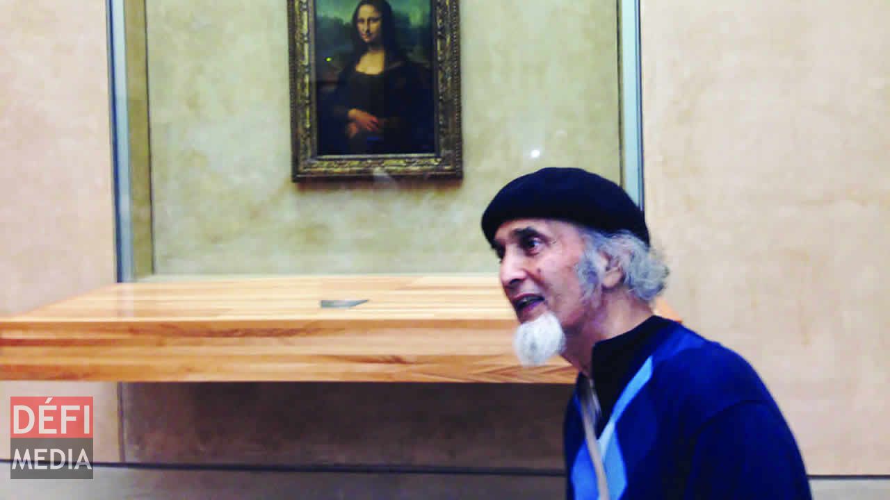 En France, il s’est fait un devoir de se faire prendre en photo devant la Joconde.