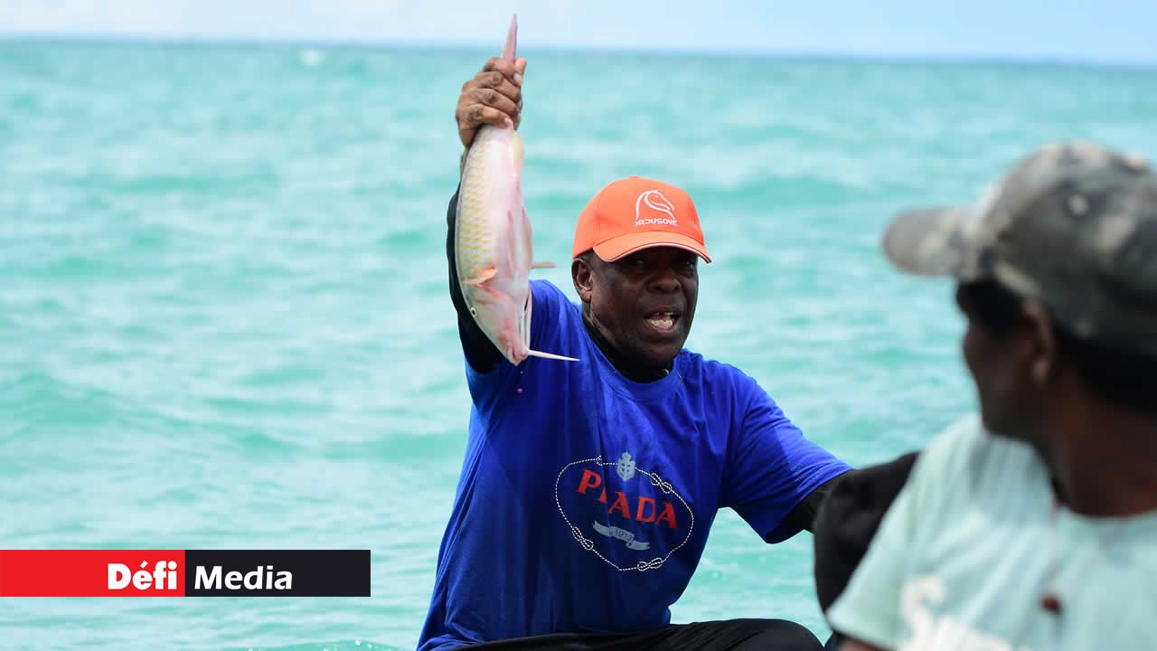 Ça commence bien. Un des pêcheurs, très content de sa prise pour ce premier jour, la montre à ses amis. Pêche à la senne