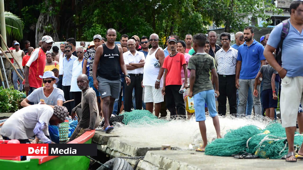 À Poste de Flacq, aux alentours du débarcadère, ambiance de fête : petits et grands sont rassemblés pour ce jour d’ouverture. Pêche à la senne
