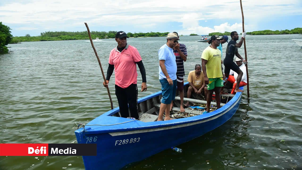 Le bateau recouvert de poissons retourne à terre. Les prises seront pesées et vendues comme produits frais. Pêche à la senne