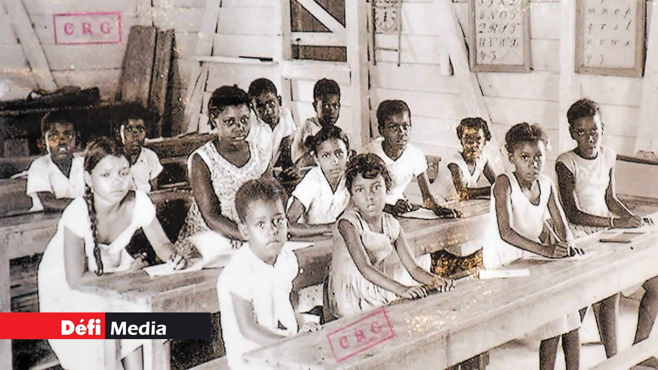 Photographie de 1963 montrant les enfants dans leur salle de classe à Peros Banhos.