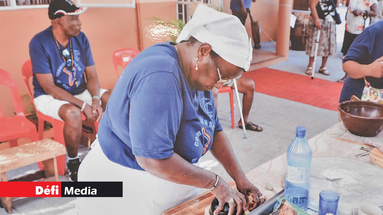 La préparation du dessert chagossien « Tiboli ».
