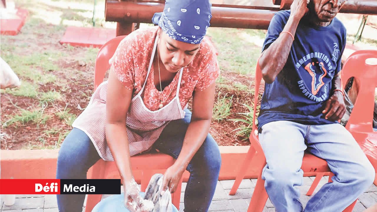 L’extraction de lait de coco, qui est un élément essentiel dans la cuisine chagossienne.