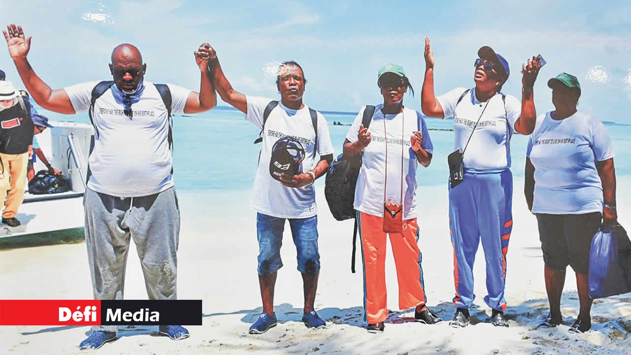 Les Chagossiens à Maurice se sont recueillis à leur arrivée à Peros Banhos pour une courte visite.