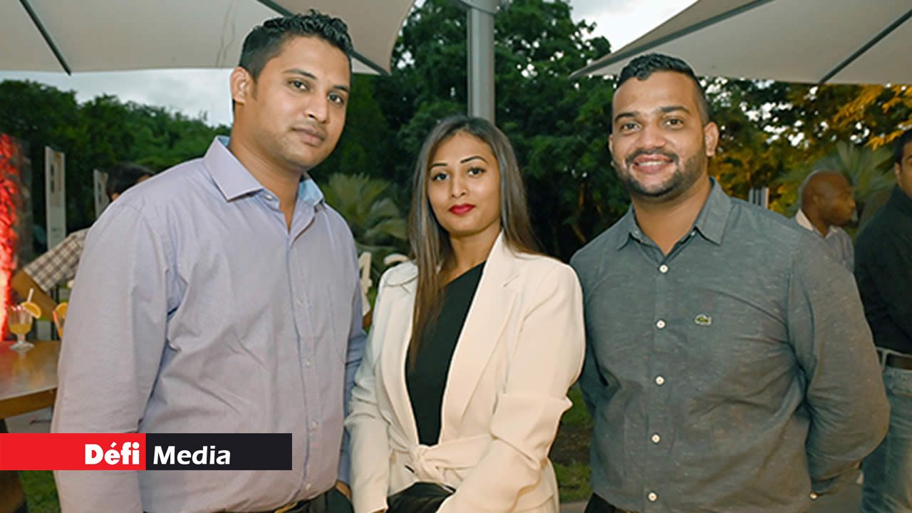 Karan Ramjattan, Brand Manager à Le Warehouse Ltd, et Ashwini Ramkissoon, Marketing Officer d’Anglo Mobility, en compagnie de Ramakrishna Pundither, Key Account Manager and Channel Assistant chez Huawei.
