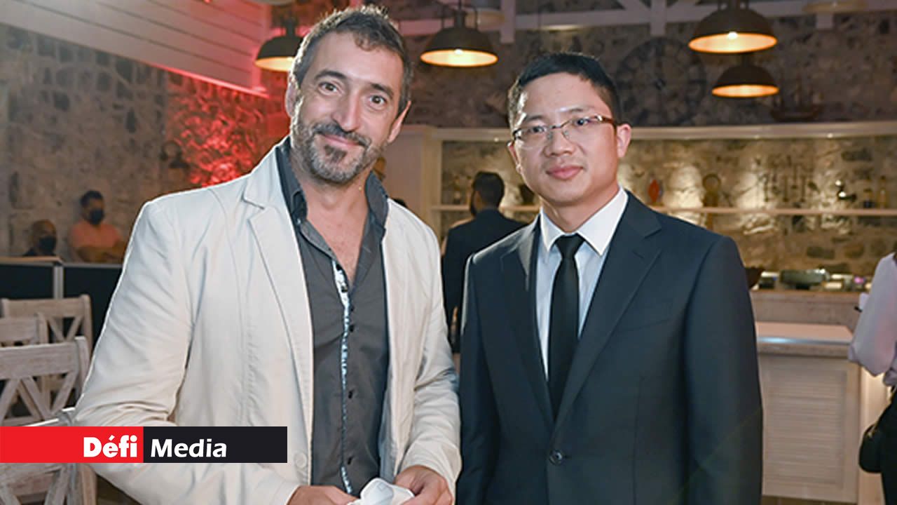 Le photographe Guilherme Gomes Da Costa en compagnie de James Zhou, Country Manager de Huawei (Mtius).