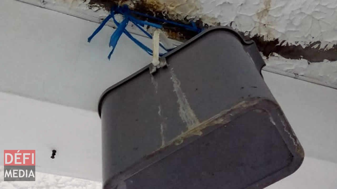 Un seau accroché au plafond pour contenir l’eau qui suinte dans le ‘control room’ du MFRS. Sapeurs-pompiers