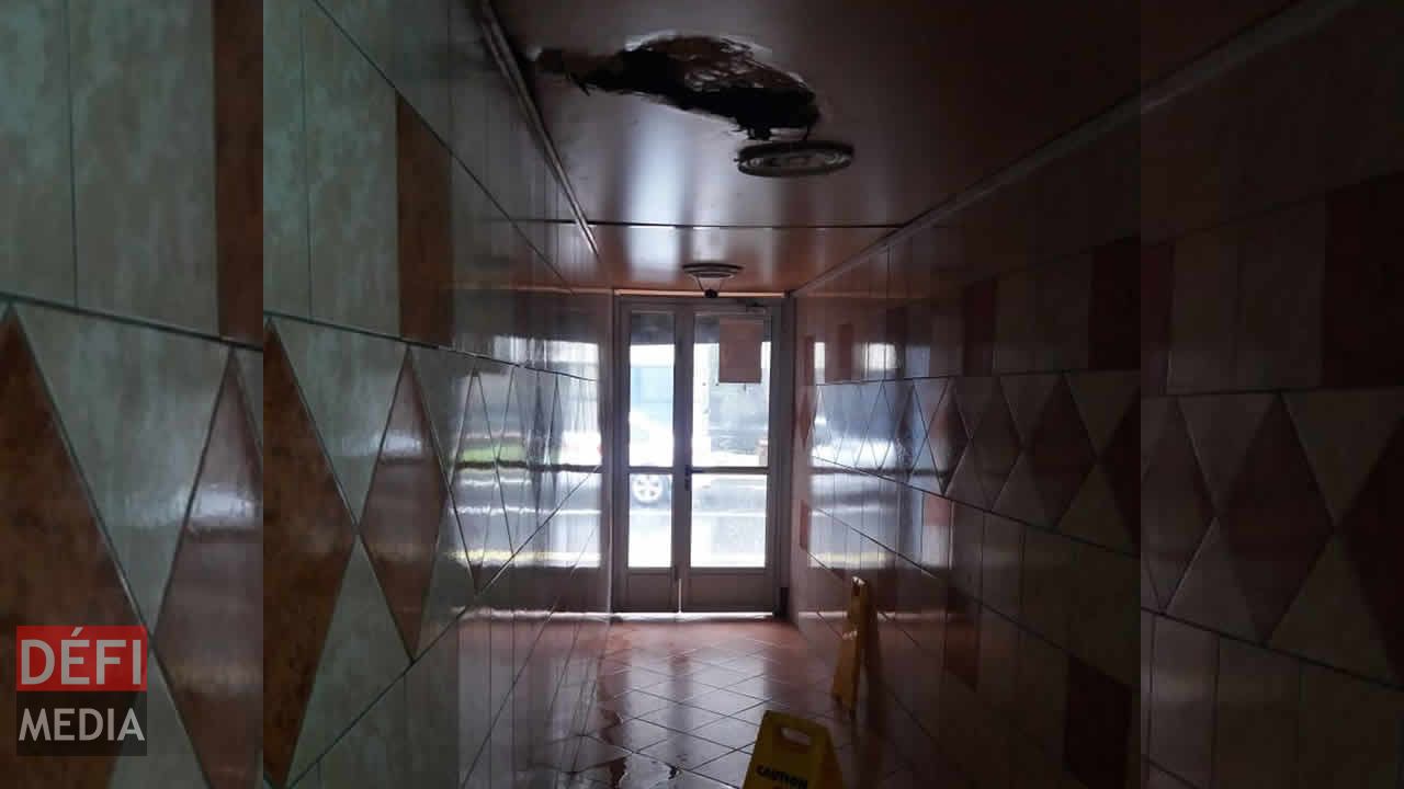 Le couloir est submergé d’eau en temps de pluie. Sapeurs-pompiers