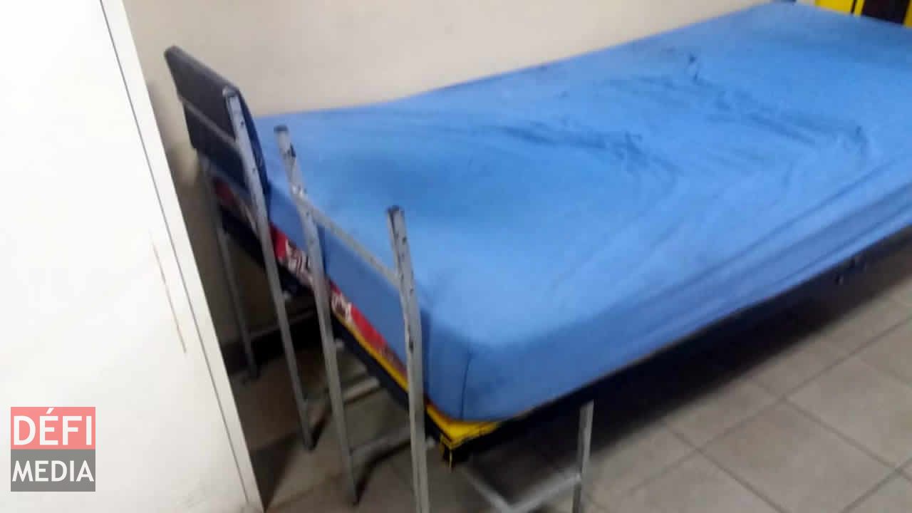 Un lit posé sur deux chaises faisant office de pieds de lit. Sapeurs-pompiers