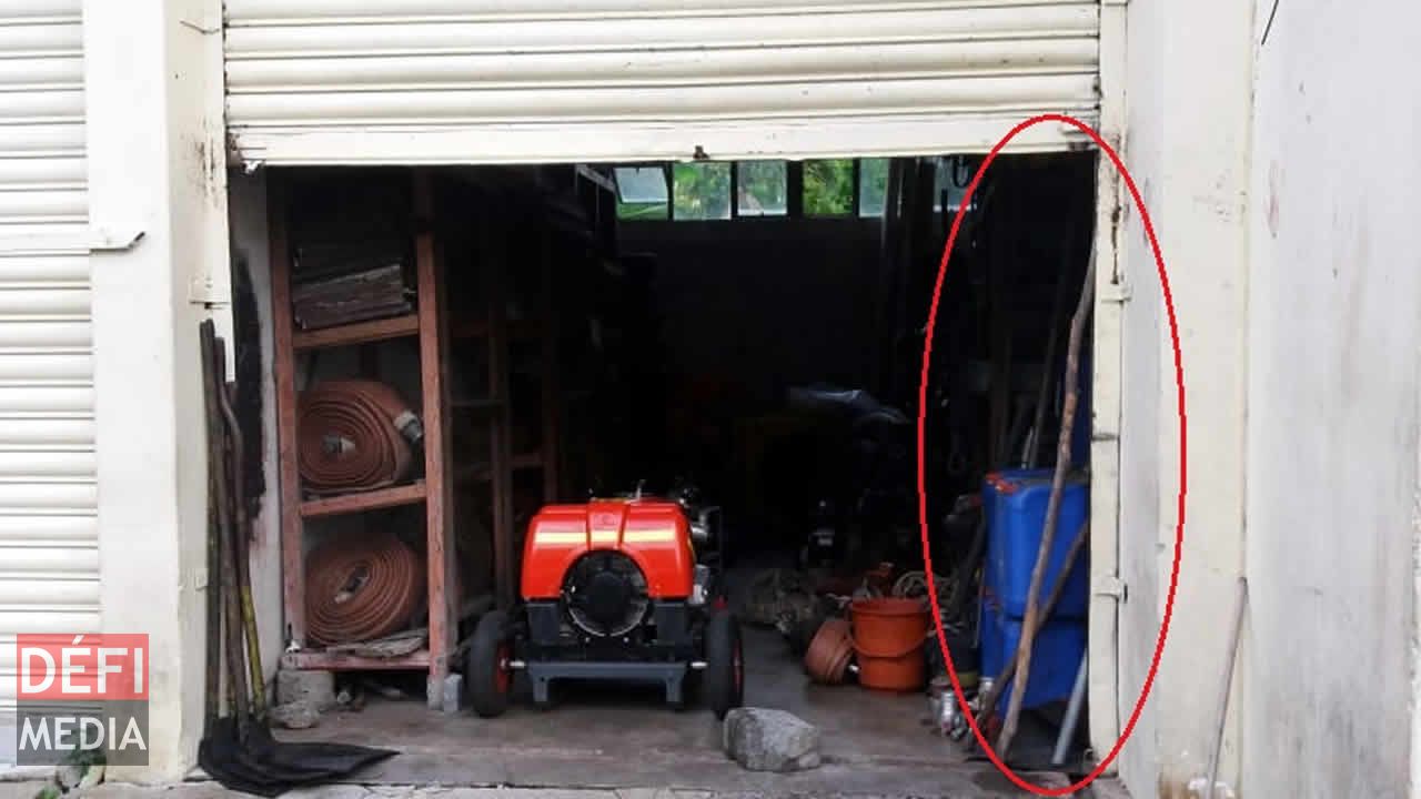 Il faut la force de 5 hommes pour ouvrir le rideau de fer, lequel est ensuite soutenu à l’aide d’un rondin. Sapeurs-pompiers