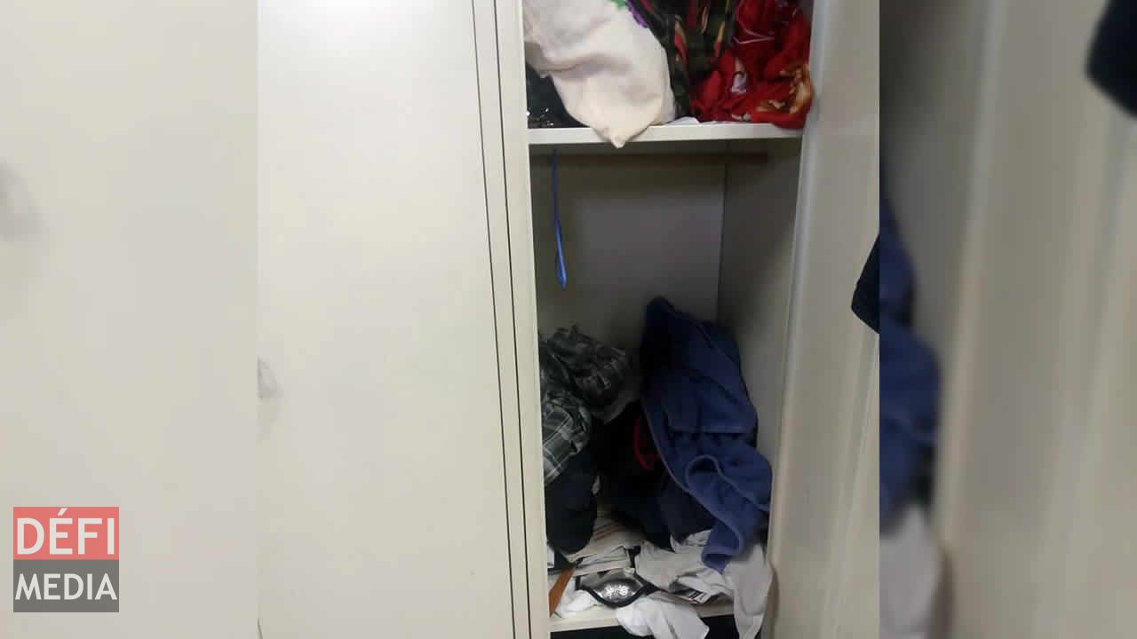 Vêtements sales, équipements de protection et nourriture sont gardés dans le même casier. Sapeurs-pompiers