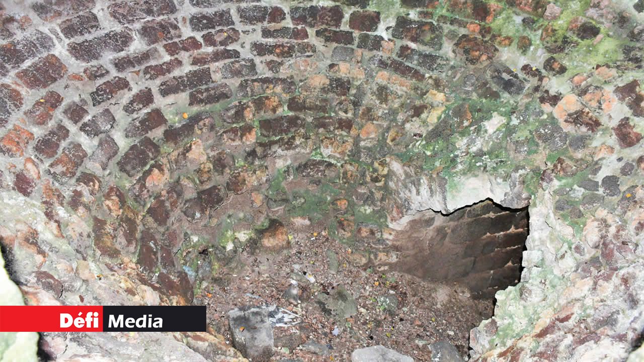 Les pierres tapissant l’intérieur de la cheminée sont intactes, comme si elles avaient été épargnées par l’usure du temps.