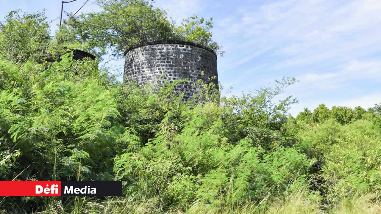 La structure en fer utilisée autrefois comme un bras élévateur pour déverser les coraux dans la cheminée trône encore fièrement…