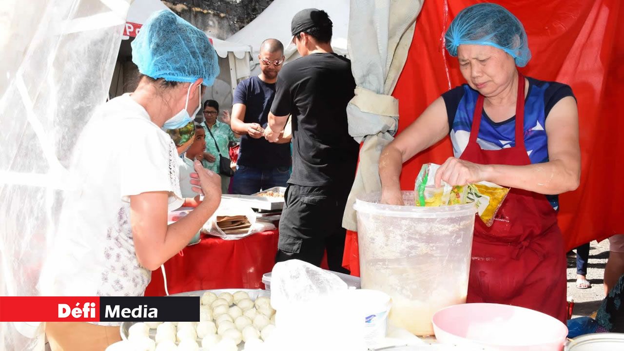 Une commerçante s’activant à la préparation de douceurs.