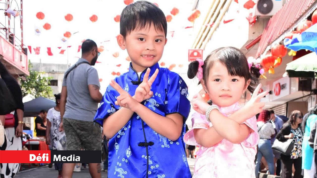 Deux enfants arborant fièrement leur habit traditionnel.