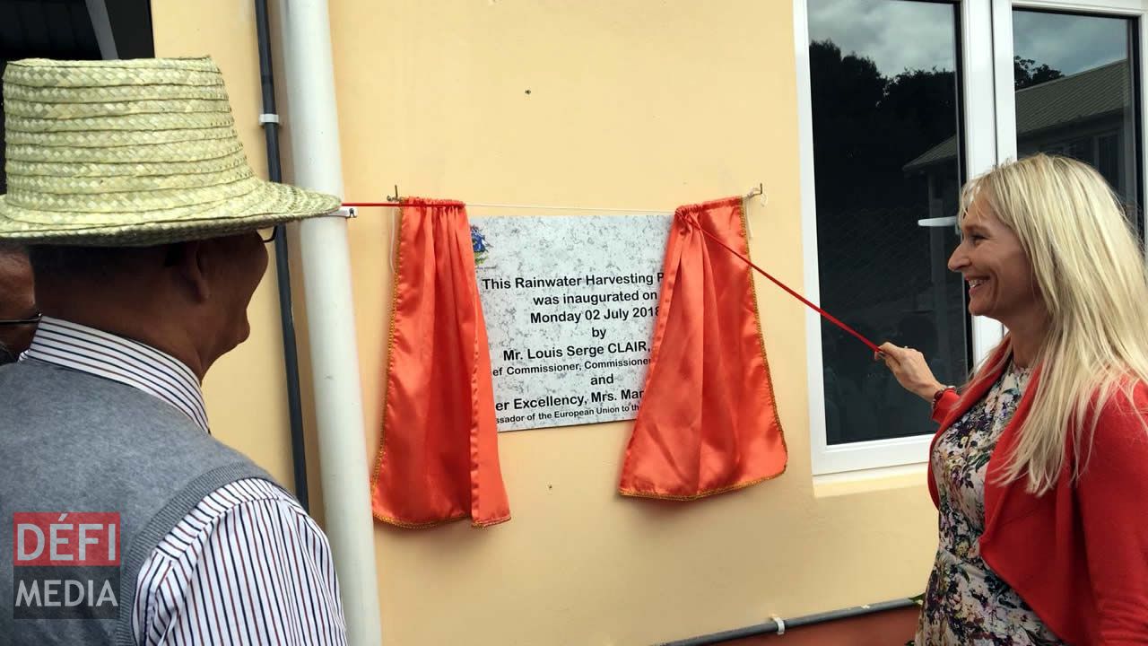 Serge Clair et Marjaana Sall lors du dévoilement d’une plaque commémorative. 