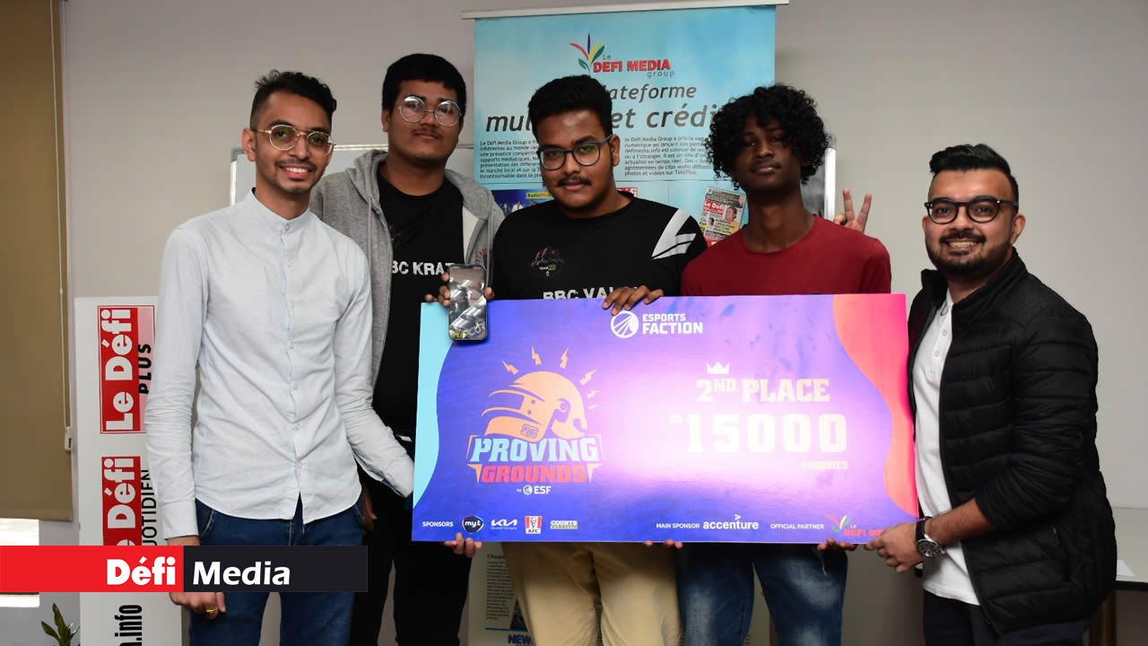 Le deuxième prix, un chèque de Rs.15000 est revenu à l’équipe Big Black Crocodile.