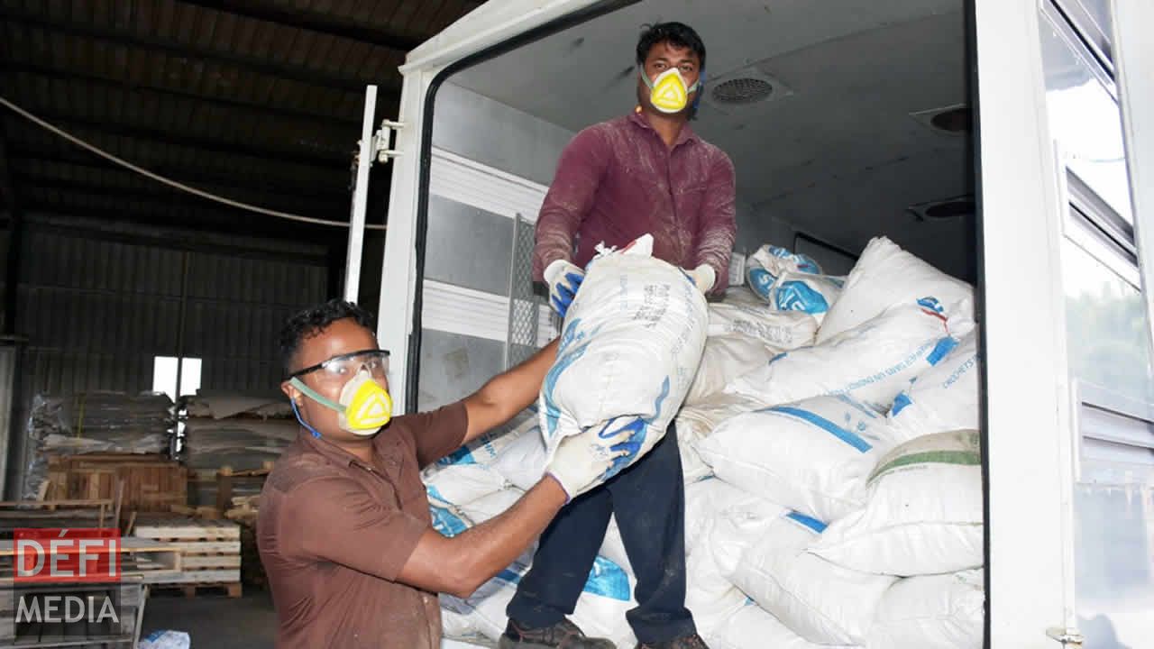 La livraison des litières se fait à travers l’île. Entreprise familiale