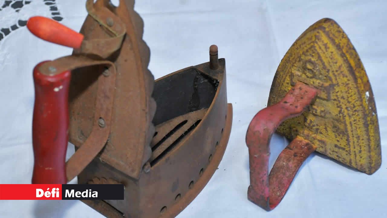 Le fer à repasser en charbon et en métal que les tailleurs utilisaient autrefois pour faire des plis marqués dans les pantalons longs.