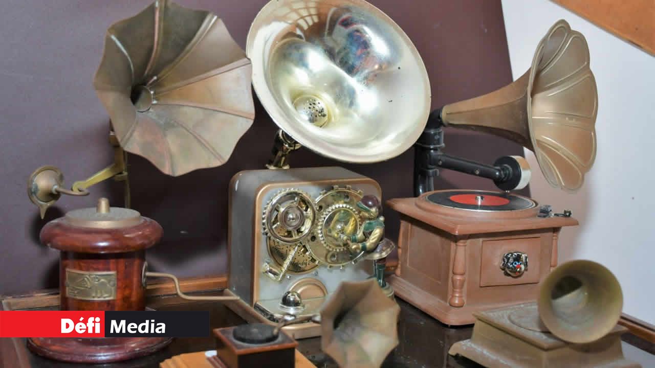 Des gramophones miniatures utilisés pour écouter de la musique et à des fins décoratives.