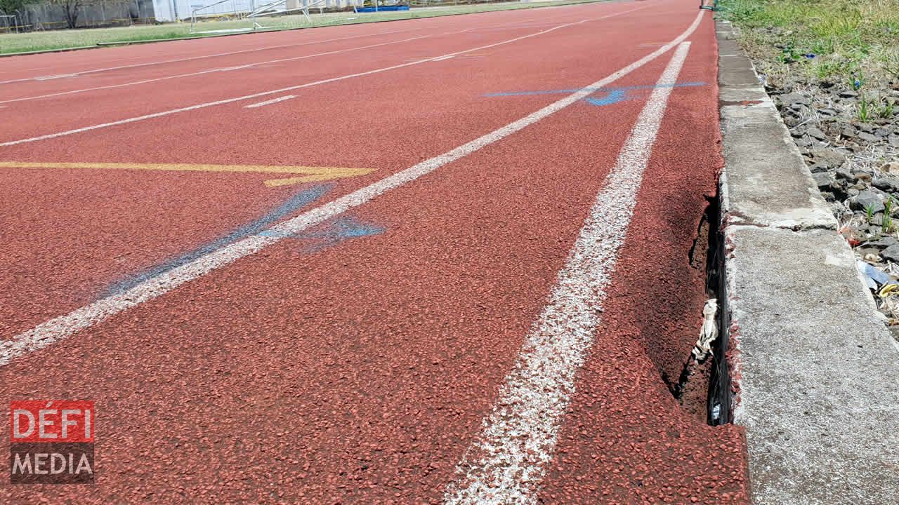La piste du stade Gemain Comarmond est dans un piteux état. Infrastructures