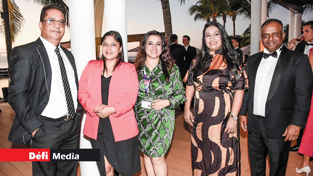 Vijay Gajadur, Team Leader ABC Banking ; Diana Badal, Team Leader ABC Banking ; Esha Balgobin, Marketing Executive chez SBI Group ; Prema Ibrahim, Business Developer Executive chez Le Défi Media Group ; Anand Babbeea, Managing Director de la Mauritius Housing Corporation.
