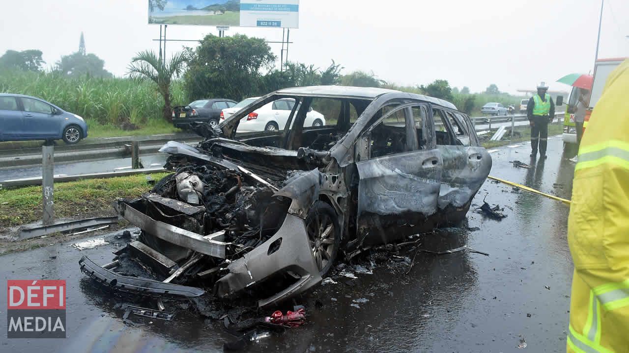 Mercedes en flammes sur l’autoroute du Sud 