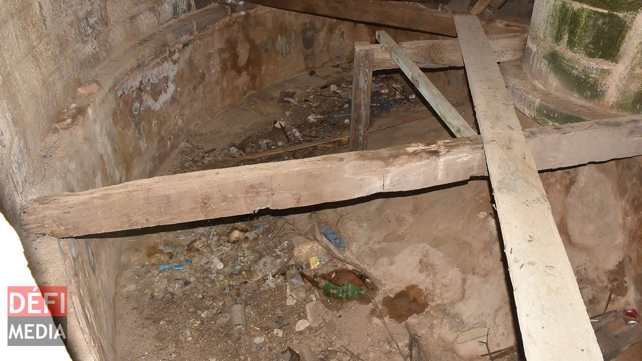 Le plancher a été complètement abimé avec ` le temps.