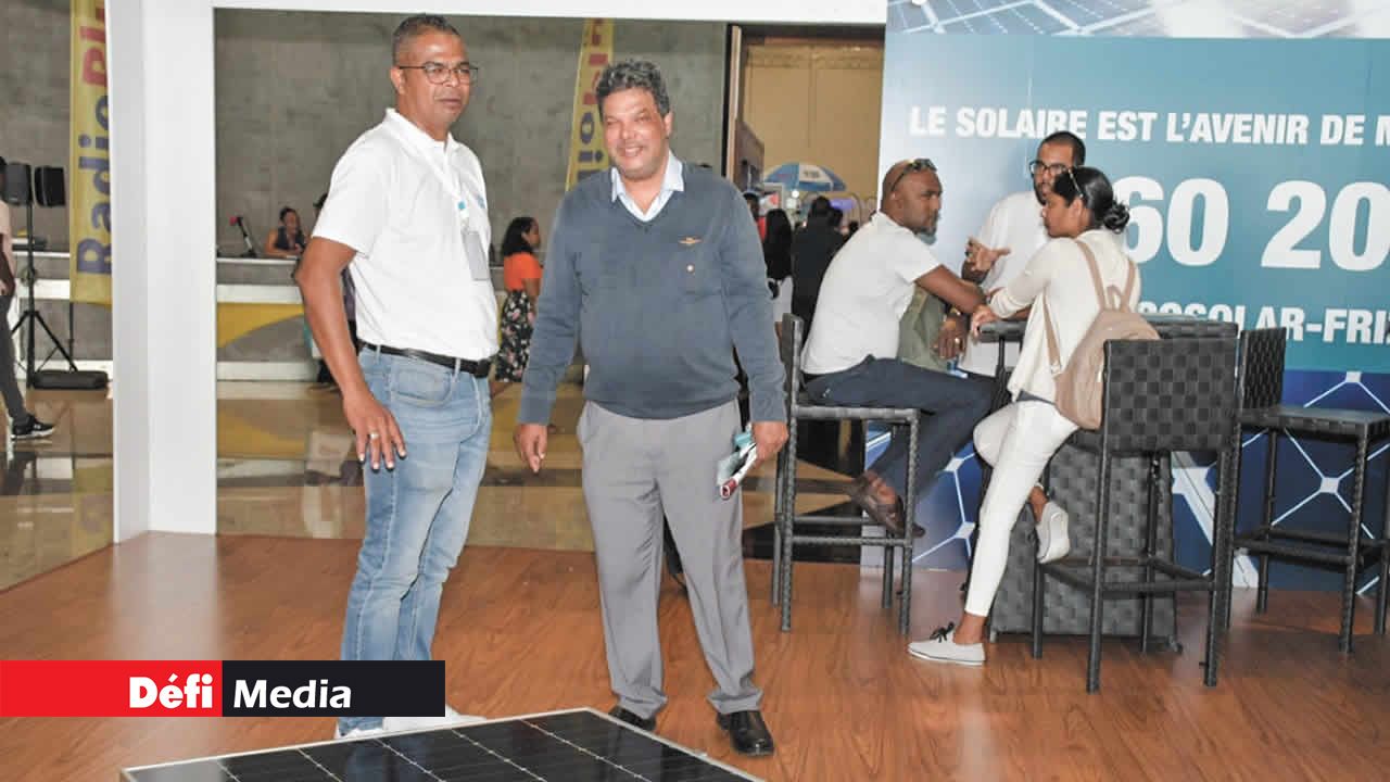 L’ancien ministre Mahen Gowressoo a pris connaissance de la tenue du Salon sur les ondes de Radio Plus. Il en a profité pour se renseigner sur les panneaux photovoltaïques sur le stand de Solar Center.