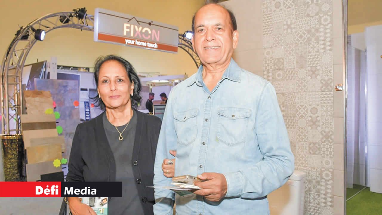 Le politicien Madan Dulloo et son épouse se sont intéressés à l’ameublement et les appareils électroménagers.
