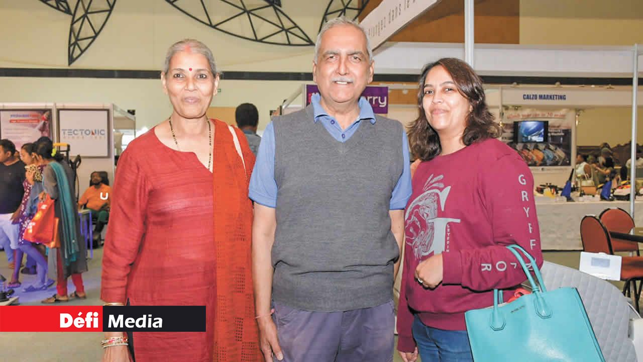 Rajiv Servansingh, directeur général de la State Trading Corporation, est entouré de son épouse et de sa fille. Ils sont venus s’enquérir des nouveautés.