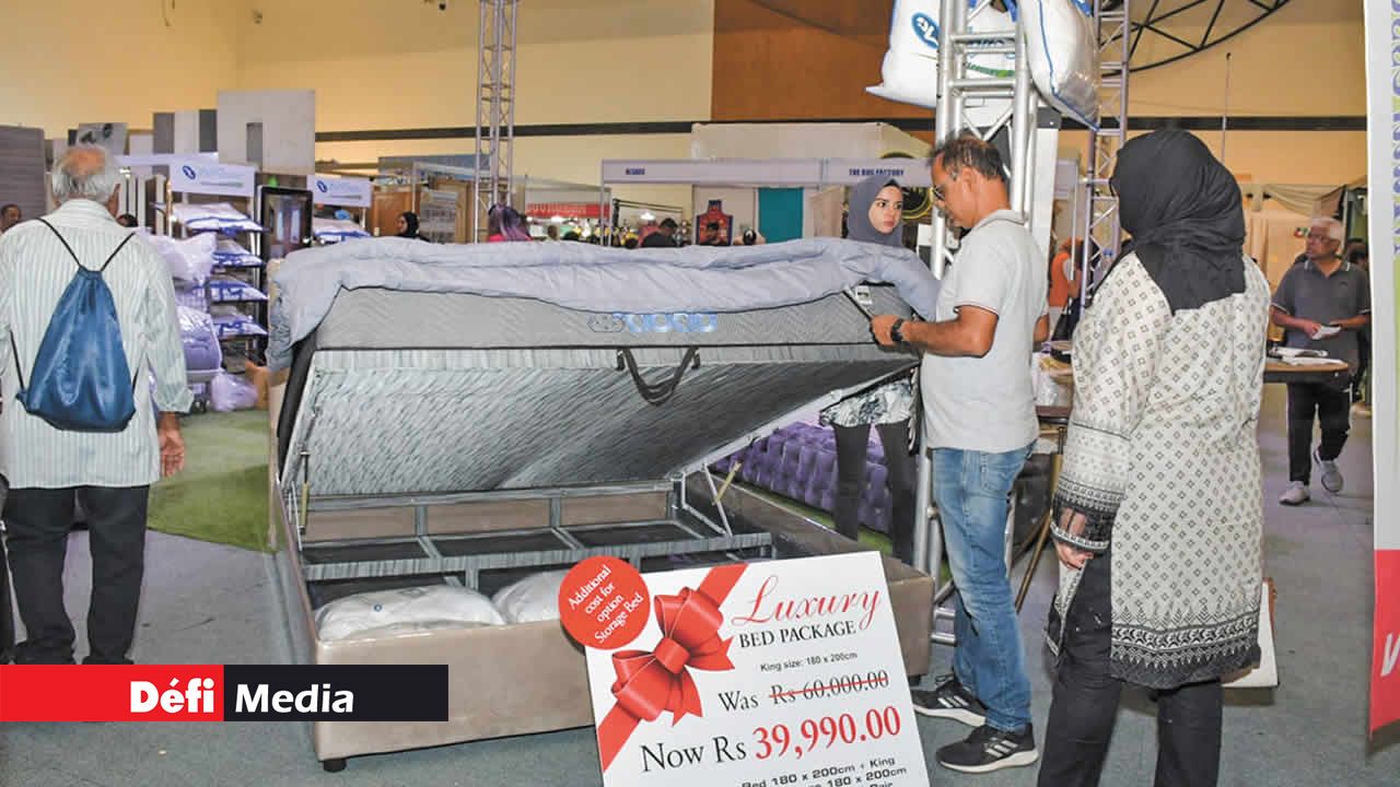 Les visiteurs ont montré un intérêt pour le forfait lit-matelas-couette-oreillers sur le stand de Softdreams Matresses & Beddings.