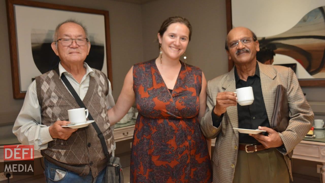 Autour d'une tasse de thé avant le début du forum-débat...