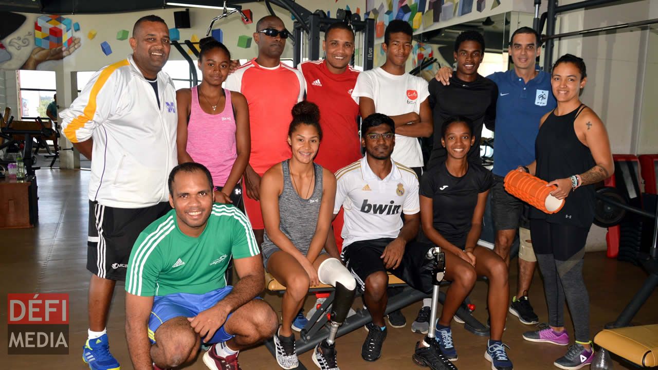 L’équipe de handisport en compagnie du coach Audrey Grancourt, et d’Ugo Dalais, le gérant du Gym I-Motion. Audrey Grancourt
